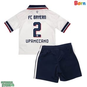 Bayern Munich Dayot Upamecano #2 Replika Babytøj Udebanesæt Børn 2026-27 Kortærmet (+ Korte bukser)